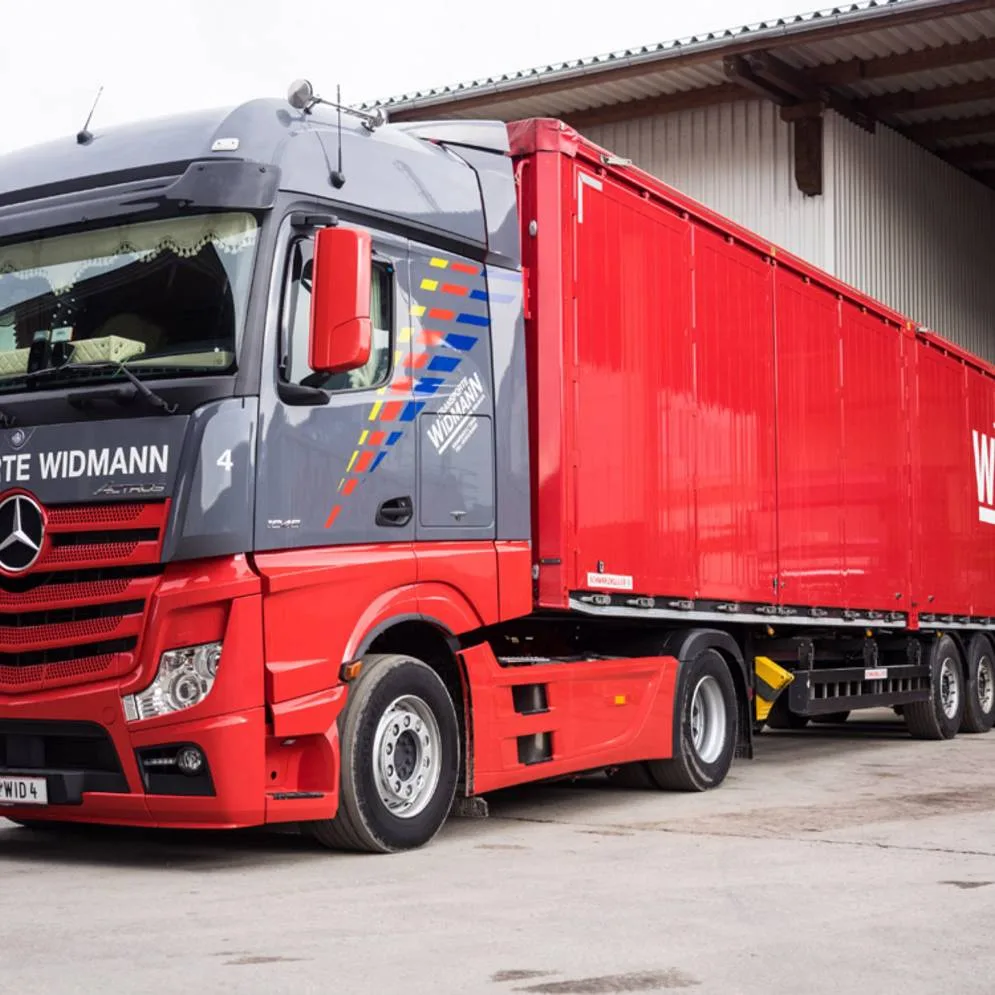Roter Sattelzug mit Widmann-Beschriftung