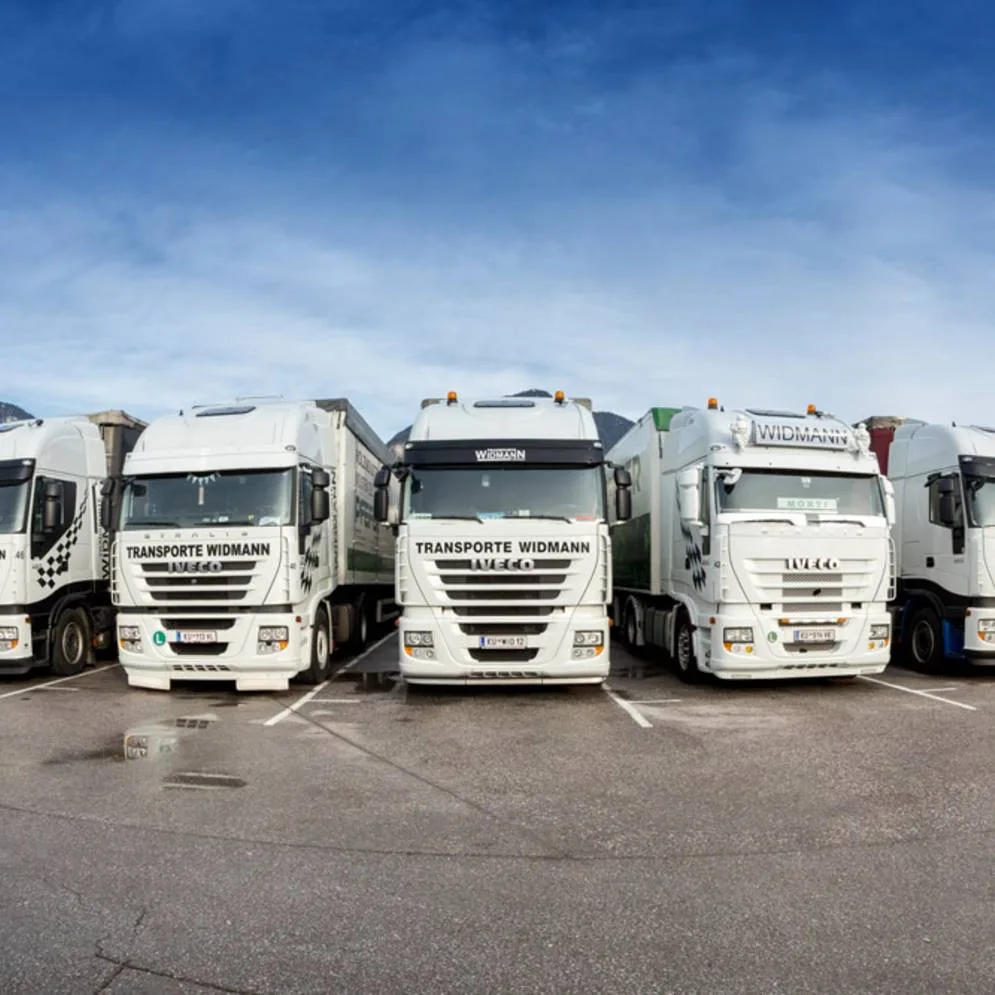 Weiße Lastwagen von Transporte Widmann am Betriebshof